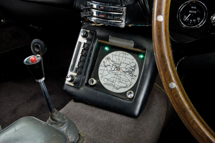 Детали интерьера Aston Martin DB5 James Bond Edition 1964 года  (фото 76 из 97)